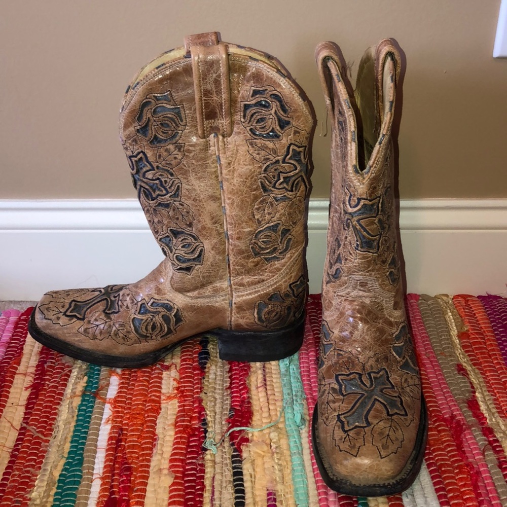 Corral Boots - cross and roses - size 8